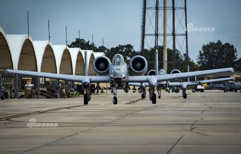 Kết cấu khá đặc biệt của phản lực cơ A-10 với hai động cơ phản lực được đặt ở phía đuôi máy bay và cánh đuôi cực lớn cho phép nó cơ động rất tốt ở độ cao thấp, phù hợp với các nhiệm vụ tấn công mặt đất kiểu bổ nhào. Do có độ cơ động đuôi cực tốt, các chiến đấu cơ A-10 có thể tìm được góc thoát một cách đơn giản sau mỗi pha bổ nhào dù góc tiếp cận mục tiêu rất lớn. Nguồn ảnh: Sina.