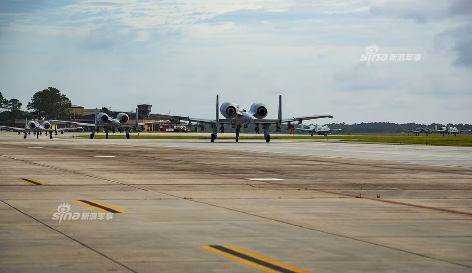 Do đặc tính nhiệm vụ chính của mình là yểm trợ mặt đất nên các chiến đấu cơ A-10 thường là bạn đồng hành đáng tin cậy và thân cận của lực lượng... bộ binh. Với khẩu pháo mũi 30 mm, A-10 có thể tiêu diệt gọn mục tiêu chỉ cách quân ta khoảng 20 mét mà đảm bảo không có bất cứ một viên đạn lạc nào bắn trúng về phía quân mình. Nguồn ảnh: Sina.