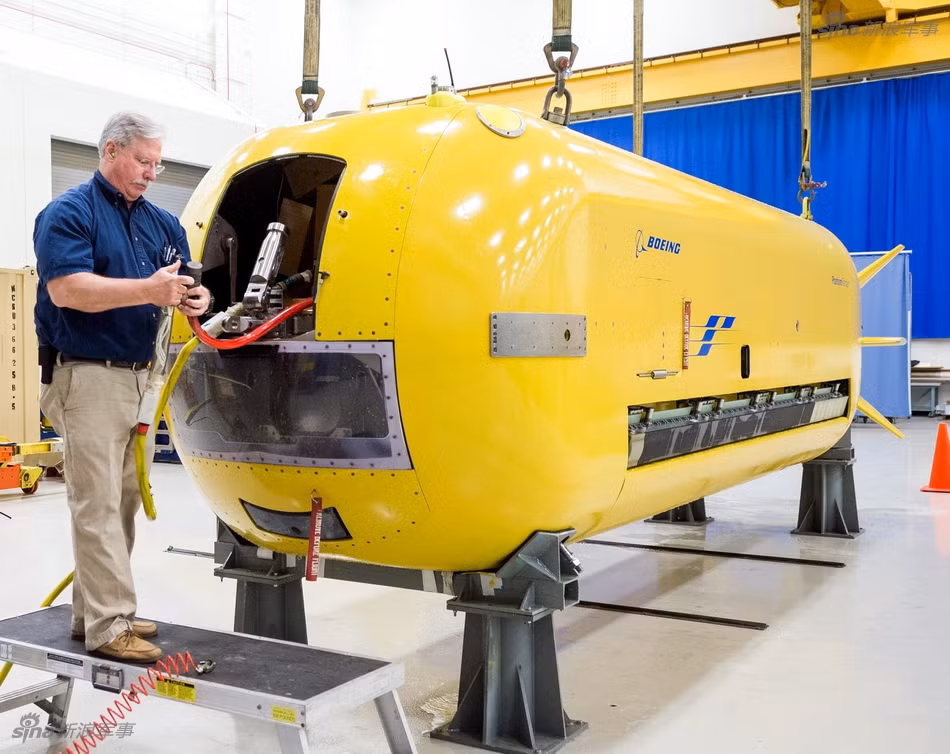 Mới đây, tập đoàn Boeing của Mỹ đã giới thiệu một thiết bị lặn không người lái cực kỳ tối tân do hãng này mới chế tạo có tên Echo Voyager. Phía Boeing đã tập trung vào nghiên cứu, phát triển các thiết bị lặn từ những năm 60 của thế kỷ trước và phần lớn các thiết bị lặn của hãng này đều được sử dụng vào mục đích nghiên cứu khoa học. Nguồn ảnh: Sina.