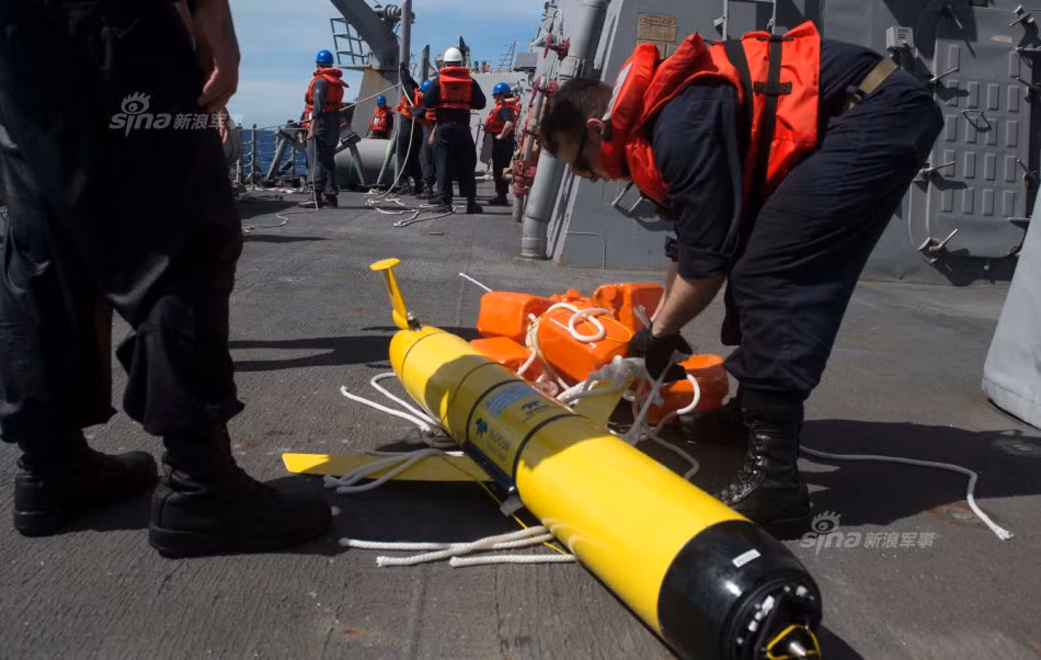 Ngoài ra, còn rất nhiều thiết bị lặn không người lái cỡ nhỏ vô thừa nhận khác cũng đã từng bị Trung Quốc tìm hấy trên khu vực Biển Đông. Các thiết bị lặn này hoàn toàn không có tên, nguồn gốc và quốc tịch. Theo luật hàng hải quốc tế, với các tài sản vô thừa nhận được tìm thấy trên vùng biển quốc tế, tài sản đó sẽ thuộc về người tìm được. Nguồn ảnh: Sina.