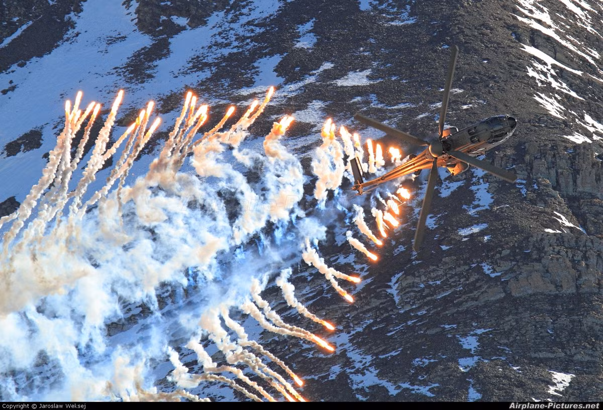 Một trong những tác dụng của pháo sáng quân dụng đó là sử dụng làm bẫy mồi nhiệt. Những quả pháo sáng khi phóng ra từ máy bay sẽ làm nhiễu loạn các loại tên lửa tầm nhiệt do đột nhiên xuất hiện quá nhiều vùng nhiệt độ cao khiến chúng bay lệch đường. Pháo sáng từ máy bay cũng có ít nhiều tác dụng đối với các loại đầu đạn hồng ngoại do nó khiến cho đầu dò hồng ngoại bị nhiễu. Nguồn ảnh: Airplane.