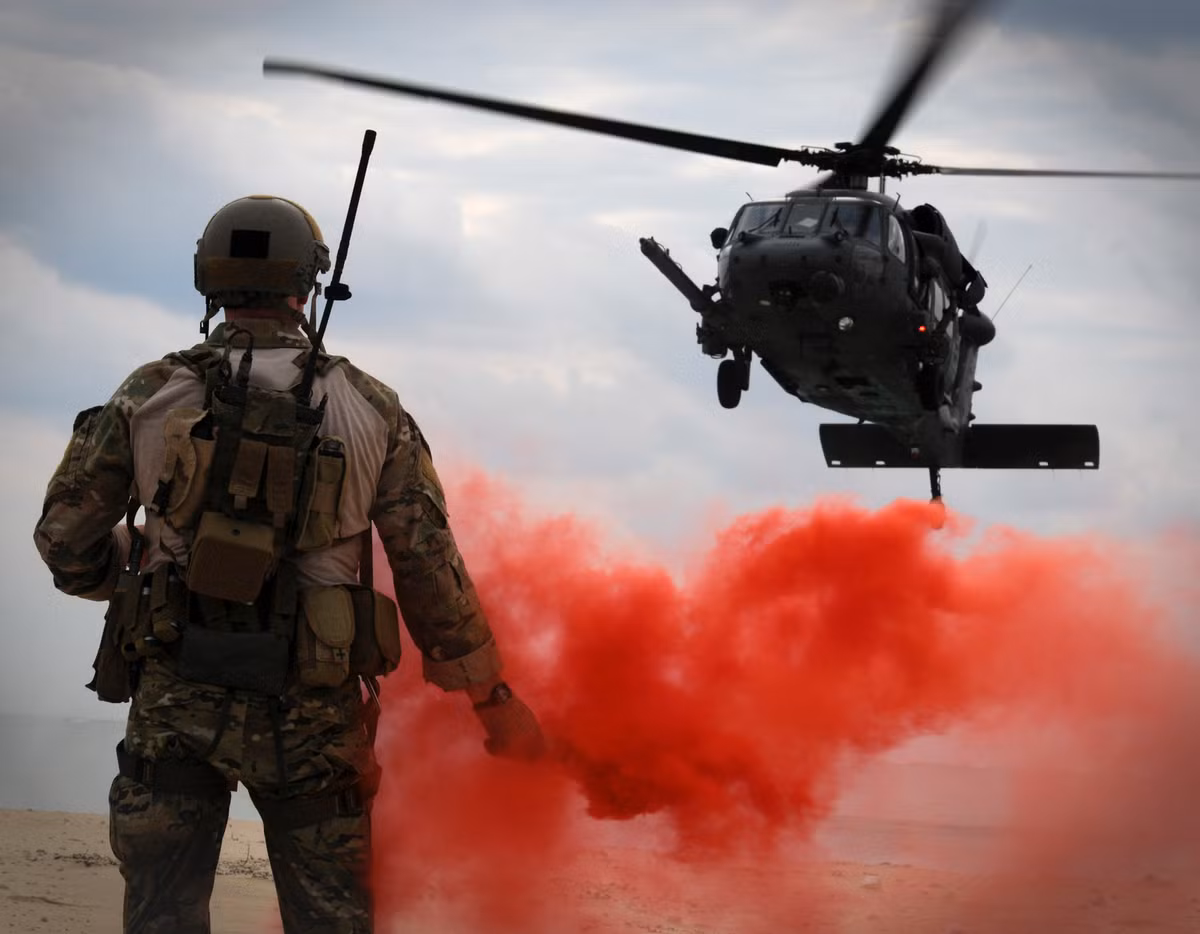 Khi sử dụng pháo hiệu cho trực thăng hạ cánh, dù có rất nhiều khói tỏa ra nhưng do khi trực thăng áp sát mặt đất, gió từ cánh quạt sẽ thổi bay hoàn toàn khói màu từ quả pháo hiệu nên phi công sẽ hoàn toàn không gặp phải trở ngại gì khi hạ cánh thẳng lên quả pháo hiệu này. Nguồn ảnh: Abyss.