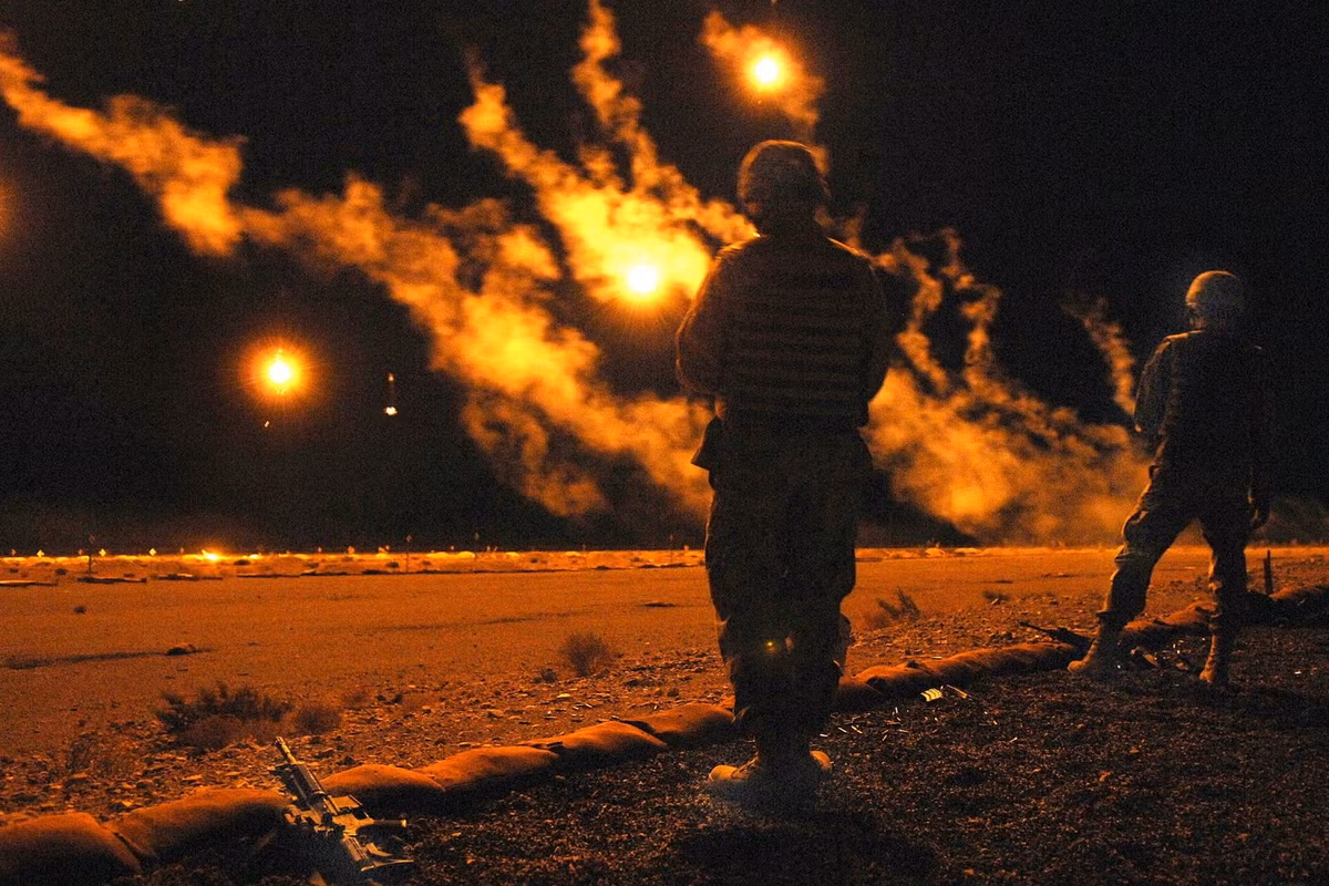 Hiện nay, với các loại súng phóng lựu cỡ nhỏ 40mm gắn trên súng trường hoặc súng phóng lựu M-79, binh lính có thể phóng pháo sáng một cách dễ dàng, giúp chủ động hơn trong việc canh gác, phòng vệ đơn vị khi đêm xuống. Nguồn ảnh: Guerr.