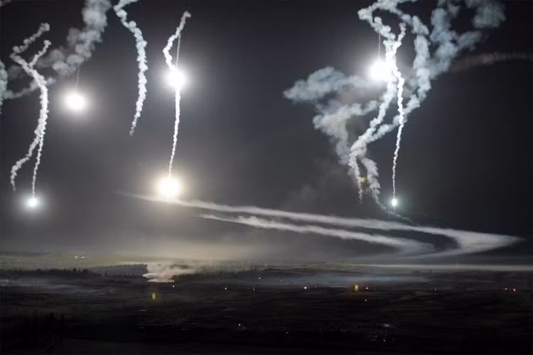 Tác dụng được sử dụng nhiều nhất của pháo sáng vẫn là tác dụng phát sáng. Các loại pháo sáng quân dụng tùy từng loại sẽ có thời gian phát sáng khác nhau, có thể lên tới cả chục phút nếu được trang bị thêm dù rơi chậm. Nguồn ảnh: Sip.