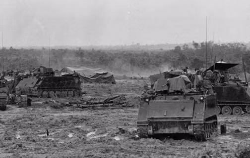 Điểm yếu này được bộc lộ khá rõ khi các thiết giáp M113 trong chiến tranh Việt Nam phải tham chiến trong những cuộc giao tranh trong môi trường đô thị, do quá cồng kềnh, kíp lái xe M113 khi gặp hỏa lực mạnh của quân giải phóng sẽ dễ bị cuống, khó xoay sở với chiếc xe dẫn đến việc bị kẹt, thành "bia tập bắn" cho những chiến sỹ B-40, B-41 của ta. Nguồn ảnh: Tanks.