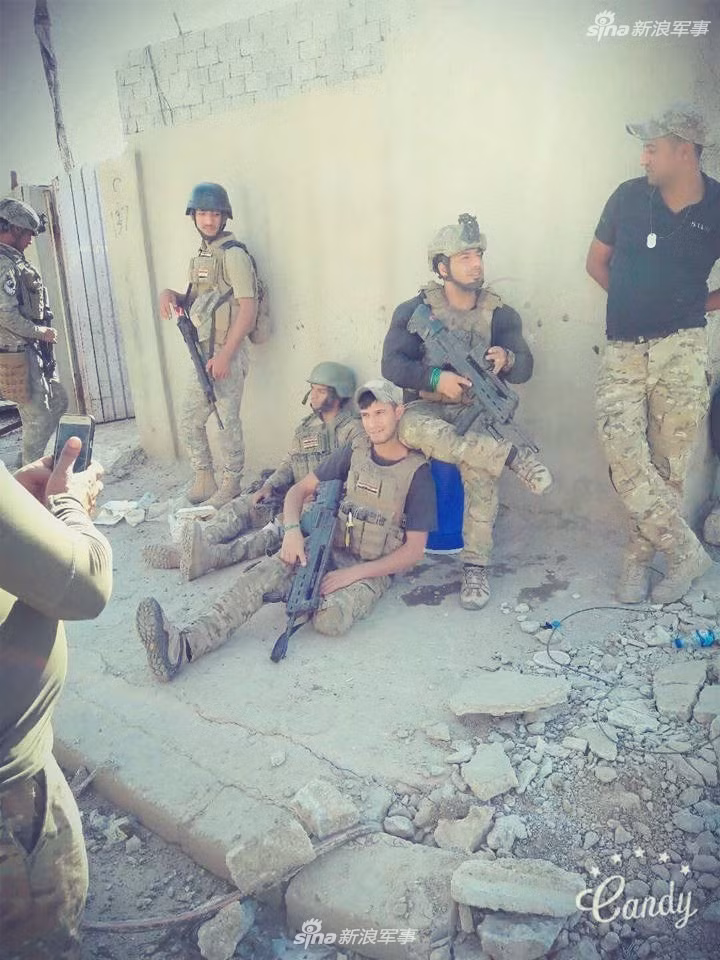 Lực lượng đặc nhiệm Iraq khi chiến đấu trên chiến trường. Có thể dễ dàng nhận ra những người lính này đang sử dụng khẩu súng trường tiến công VHS-D do Croatia sản xuất. Được sản xuất từ năm 2005 tới nay, VHS-D sử dụng cỡ đạn chuẩn NATO 5,56x54mm và có giá thành lên tới 1000 Euro cho mỗi khẩu. Nguồn ảnh: Sina.