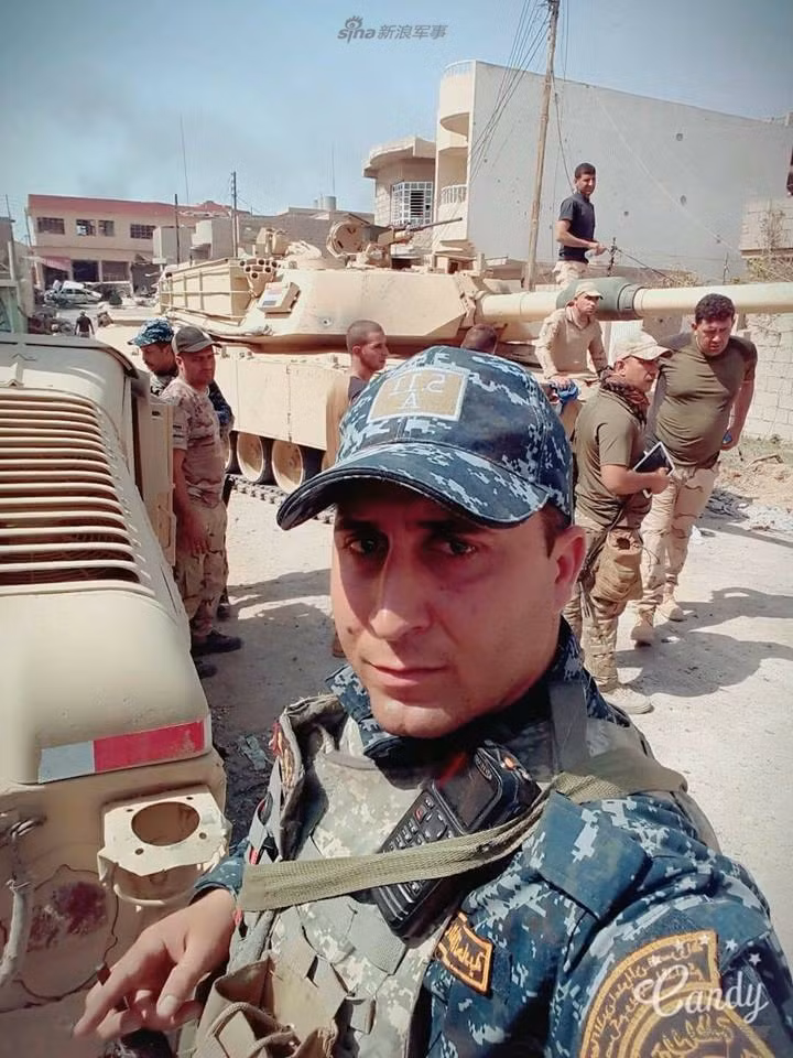 Lực lượng yểm trợ cho các cuộc hành quân của lực lượng đặc nhiệm Iraq bao gồm xe tăng M1A1M và xe thiết giáp Humvee. Các đơn vị này phối hợp tác chiến với nhau bằng hệ thống bản đồ điện tử được chỉ huy trên các máy tính bảng hiện đại, có kết nối mạng trực tiếp về trung tâm hành quân. Nguồn ảnh: Sina.