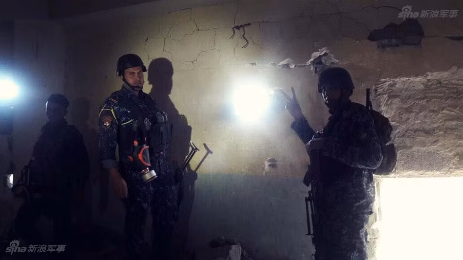 Ngoài ra, do lo ngại các lực lượng phiến quân sẽ sử dụng vũ khí hóa học trong cuộc chiến nên binh lính đặc nhiệm Iraq cũng luôn mang theo mặt nạ phòng độc khi chiến đấu. Việc mang theo mặt nạ phòng độc cũng cho phép lực lượng này sử dụng lựu đạn hơi cay khi chiến đấu, phù hợp với trường hợp cần bắt sống đối phương để khai thác. Nguồn ảnh: Sina.