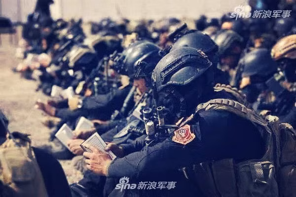 Những trang bị của lực lượng đặc nhiệm Iraq đều được đặt mua từ nước ngoài, kể cả quân phục hay các trang bị phụ trợ khác như găng tay, giày, áo vest chiến thuật,... phía Iraq đều không tự chủ động sản xuất được. Nguồn ảnh: Sina.