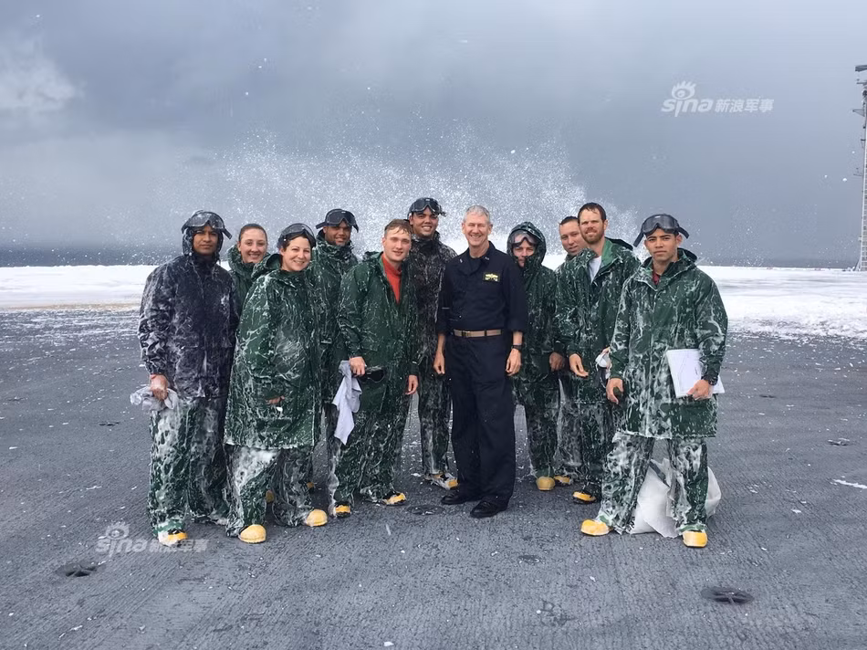 Các thủy thủ và sỹ quan chỉ huy trên boong tàu sân bay USS Gerald R. Ford. Nguồn ảnh: Sina.