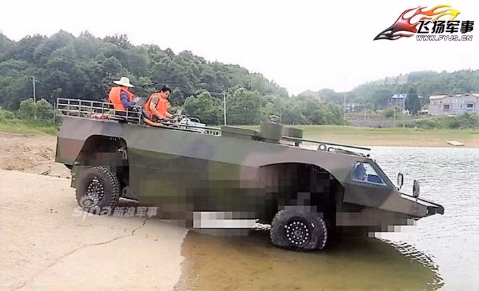 Với các binh lính thuộc các lực lượng đặc nhiệm trên thế giới, việc được sở hữu các loại phương tiện lưỡng cư với khả năng di chuyển cả ở trên cạn lẫn dưới nước sẽ giúp ích rất nhiều cho họ trong việc tiếp cận hoặc triệt thoái khỏi vị trí đối phương. Hiện tại, ngoài một số loại xe thiết giáp, xe chở quân chuyên dụng ra, trong quân đội các nước trên thế giới vẫn chưa xuất hiện các loại phương tiện lưỡng cư cá nhân cỡ nhỏ. Nguồn ảnh: Sina.