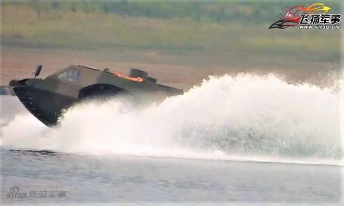 Các loại phương tiện lưỡng cư với khả năng di chuyển được cả trên cạn lẫn dưới nước hiện đang được sản xuất và bán theo đơn đặt hàng khá thoải mái trong lĩnh vực dân sự. Với lĩnh vực quân sự, các loại phương tiện lưỡng cư này mới chỉ bước đầu được trang bị nhỏ lẻ cho các lực lượng đặc nhiệm với cái giá khá đắt đỏ. Nguồn ảnh: Sina.
