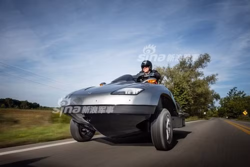 Điểm yếu lớn nhất của các loại phương tiện lưỡng cư này đó là chúng không thể cơ động trên cạn bằng các loại phương tiện đường bộ và cũng không thể cơ động dưới nước bằng với các loại phương tiện đường thủy được. Ưu điểm vượt trội của chúng chỉ là khả năng di chuyển được trên nhiều địa hình. Nguồn ảnh: Sina.