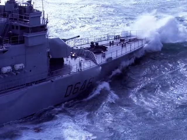 Phần lớn những tàu hải quân hiện đại ngày nay đều có bộ phận kiến trúc thượng tầng rất cồng kềnh và dễ bị tổn thương. Đây cũng là nơi đặt các bộ phận như radar tín hiệu, cảm biến, ăng-ten bộ đám,... tất cả đều là những bộ phận cực kỳ nhạy cảm, rất dễ hỏng hóc và có chi phí sửa chữa lớn. Nguồn ảnh: Electro.