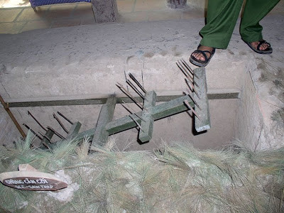 Cả một cuộc hành quân sẽ phải chậm lại khi một người lính bị dính bẫy. Tùy theo độ phức tạp của chiếc bẫy mà sẽ cần một vài người hoặc hàng chục người lính khác để có thể đưa được người lính xấu số thoát ra ngoài. Nguồn ảnh: Tale.