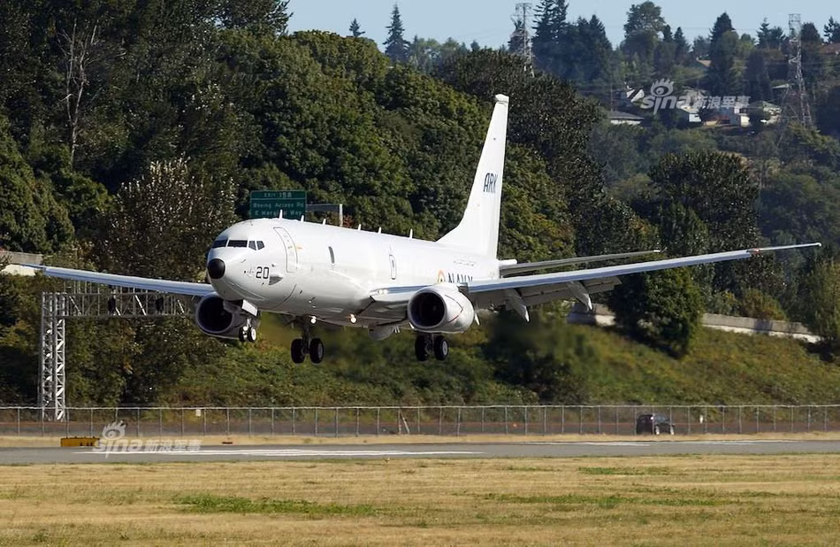 Tốc độ bay tối đa của chiếc máy bay trinh sát săn ngầm này lên tới 907 km/h, tốc độ hành trình đạt 815 km/h, bán kính chiến đấu khoảng 2222 km hoặc 4 tiếng hoạt động liên tục trên không. Tầm bay tối đa của P-8I lên tới 8300 km, trần bay 12500 mét. Nguồn ảnh: Sina.