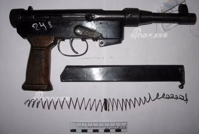 Ngoài ra, tất cả các bộ phận còn lại của một khẩu súng đều có thể tự chế một cách dễ dàng. Ảnh: Lò xo tự cuốn bên trong một khẩu súng lục tự chế. Nguồn ảnh: Sina.