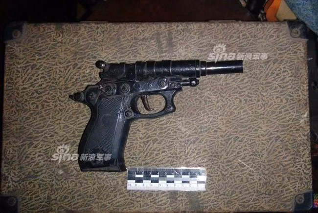 Khẩu súng lục với báng cầm tay, cò súng là của một khẩu súng thật, bộ phận nòng súng được tự chế thêm. Nguồn ảnh: Sina.