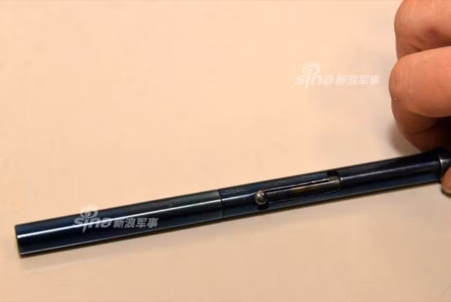 Một khẩu súng chuyên dùng để ám sát cũng được chế lại dễ dàng. Đây là loại vũ khí rất được các điệp viên ưa chuộng trong thời chiến tranh lạnh, vào thời đó, mỗi điệp viên đều mang trong mình khẩu súng này không phải để phòng thân mà là để... tự tử khi cần, tránh bị rơi vào tay kẻ địch. Nguồn ảnh: Sina.