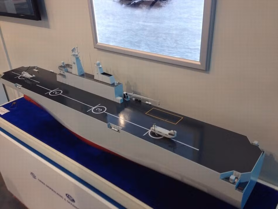 So với các tàu sân bay trực thăng, số lượng trực thăng trên những chiếc tàu đổ bộ tấn công là quá ít ỏi. Tuy nhiên ngần đó cũng đủ để thực hiện nhiệm vụ yểm trợ đổ bộ, đổ quân của lực lượng Hải quân đánh bộ. Trong một cuộc tấn công, có thể sẽ có nhiều tàu đổ bộ cùng tham gia, lực lượng trực thăng trên không sẽ được tăng cường theo cấp số nhân với số lượng và hỏa lực mạnh hơn rất nhiều so với khi các tàu đổ bộ tấn công hoạt động một mình với số lượng trực thăng ít ỏi. Nguồn ảnh: Sina.