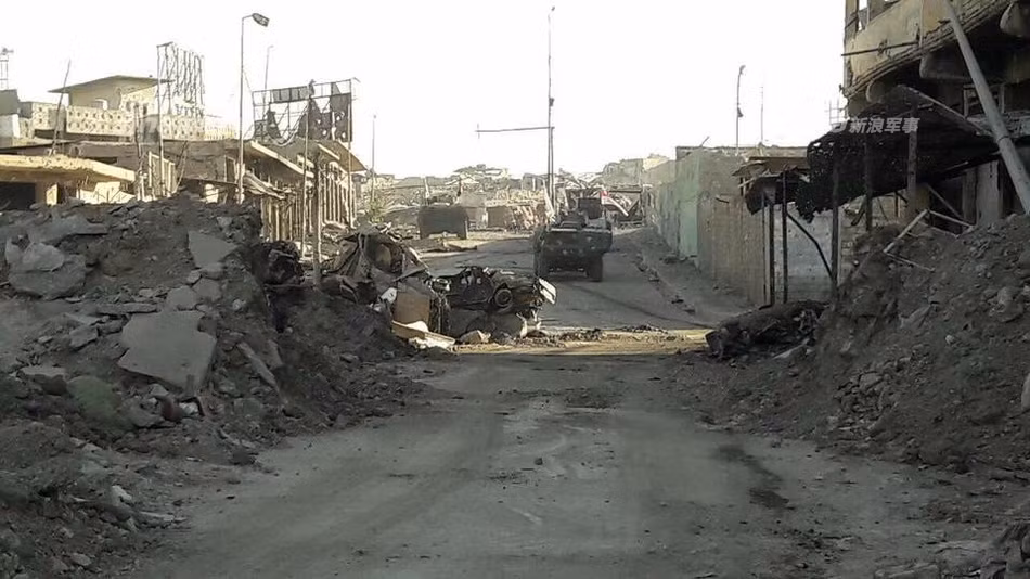 Những thành phố lớn ở Iraq như ở Mosul dù đã diễn ra từ rất lâu, lực lượng phiến quân hồi giáo IS chỉ còn cố thủ trong một khu vực rộng khoảng 2 km vuông ở Mosul nhưng lực lượng quân đội Iraq vẫn chưa thể nào dứt điểm được. Nguồn ảnh: Sina.