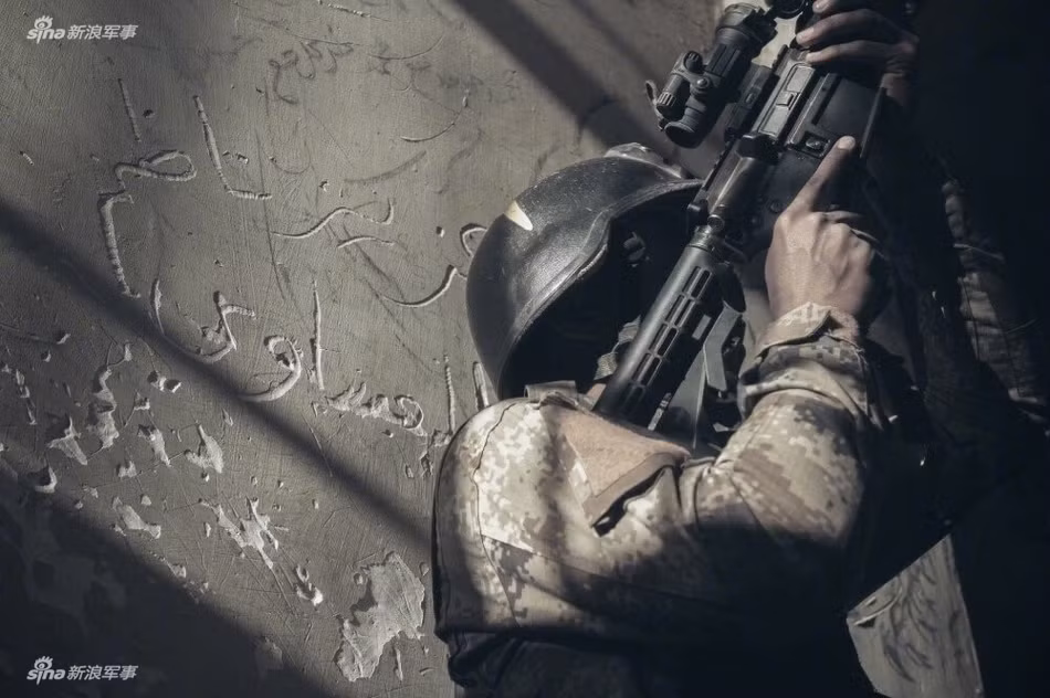 Môi trường tác chiến tầm gần, chật hẹp cũng khiến binh lính Iraq luôn trong tình trạng căng thẳng thần kinh, khiến lực lượng này vốn dĩ đã "yếu bóng vía" rồi nay còn khổ "thàm hơn" khi không thể chịu nổi sự căng thẳng tần kinh sẽ dẫn đến nhiều vấn đề tiêu cực như đào ngũ, tự tử, chống lệnh,... Nguồn ảnh: Sina.