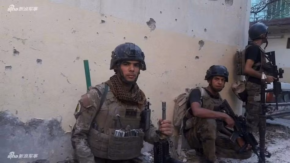 Binh lính Iraq bơ phờ trên chiến trường Mosul rộng lớn, dù vòng vây của các lực lượng Iraq tại đây đang ngày càng được thu hẹp lại và các tướng lính quân đội đã hứa hẹn rằng "chiến sự tại Mosul sắp kết thúc" nhưng vẫn chưa rõ tới bao giờ chiến sự tại đây mới chính thức chấm dứt. Nguồn ảnh: Sina.