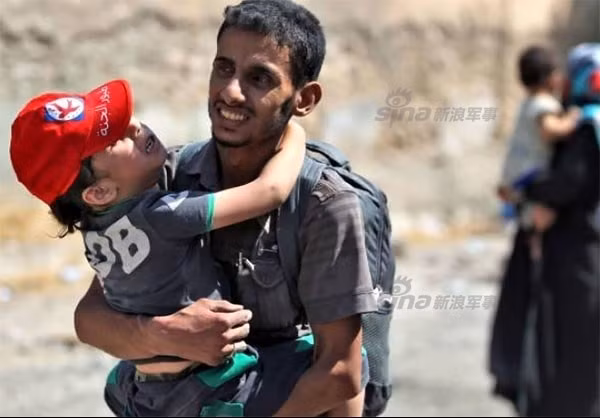 Bên trong thành phố vẫn còn rất nhiều người dân thường sinh sống, họ phải thường xuyên di tản khỏi các khu vực giao tranh. Nguồn ảnh: Sina.