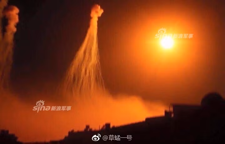 Khi bám vào cơ thể, phốt pho sẽ cháy liên tục mà không có cách nào dập tắt được, nếu dội nước vào phốt pho trắng, lửa thậm chí còn cháy mạnh hơn. Đây là loại vũ khí cực kỳ nguy hiểm, các lực lượng quân đội với thiết bị an toàn "đến tận răng" cũng có khả năng bị tai nạn rất cao với các loại vũ khí này. Nguồn ảnh: Sina.