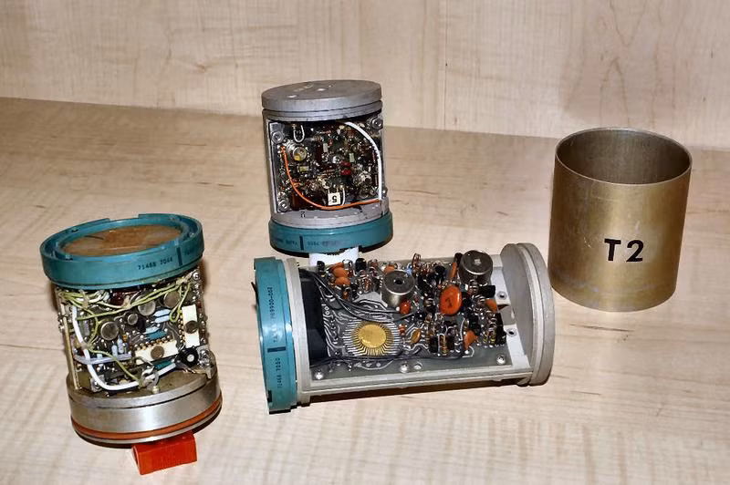 Việc xác định có nên không kích hay không dựa vào các suy luận về việc lực lượng bộ đội ta trong khu vực có nhiều hay không. Thông thường, khi thu thập được các không ảnh từ máy bay, các chỉ huy Mỹ sẽ suy đoán về việc với địa thế trong khu vực và dựa trên những tín hiệu đã bắt được thì liệu đây là một lực lượng lên tới cấp tiểu đoàn, trung đoàn hay chỉ đơn giản là vài tiểu đội lính giải phóng đang di chuyển trong rừng. Ảnh: Các loại cây nhiệt đới cỡ lớn được sử dụng trong hệ thống hàng rào điện tử McNamara. Nguồn ảnh: Radi.