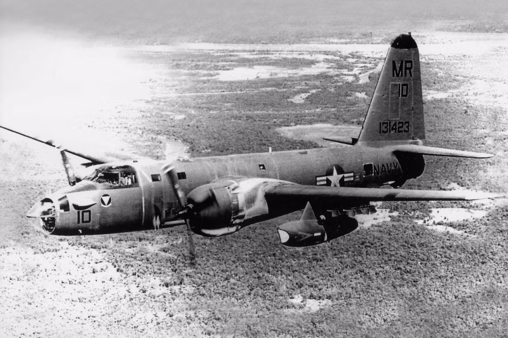 "Đèn đỏ" (Red Light) là thông báo khi phát hiện được tín hiệu nghi có sự xuất hiện của lực lượng quân giải phóng trong một khu vực xác định. Dựa vào các tính hiệu từ các cây nhiệt đới, các căn cứ tiền phương của Mỹ sẽ xác định khu vực nghi vẫn, cử máy bay do thám đến khu vực đó để chụp lại không ảnh trước khi quyết định có nên tiến hành công kích hay không. Nguồn ảnh: Family.