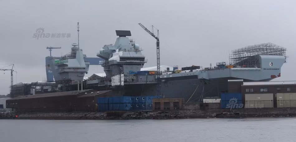 Điểm yếu được nhắc tới nhiều nhất trong những ngày vừa qua của chiếc HMS Queen Elizabeth chính là ở hệ thống tác chiến điện tử của nó, một vài tờ báo uy tín của Anh đã đưa ra đầy đủ bằng chứng về việc chiếc HMS Queen Elizabeth quá yếu thế và sẽ dễ bị tổn thương thậm chí là bị "vô hiệu hóa hoàn toàn" trong trường hợp bị đối phương tấn công áp chế điện tử quy mô lớn. Nguồn ảnh: Sina.