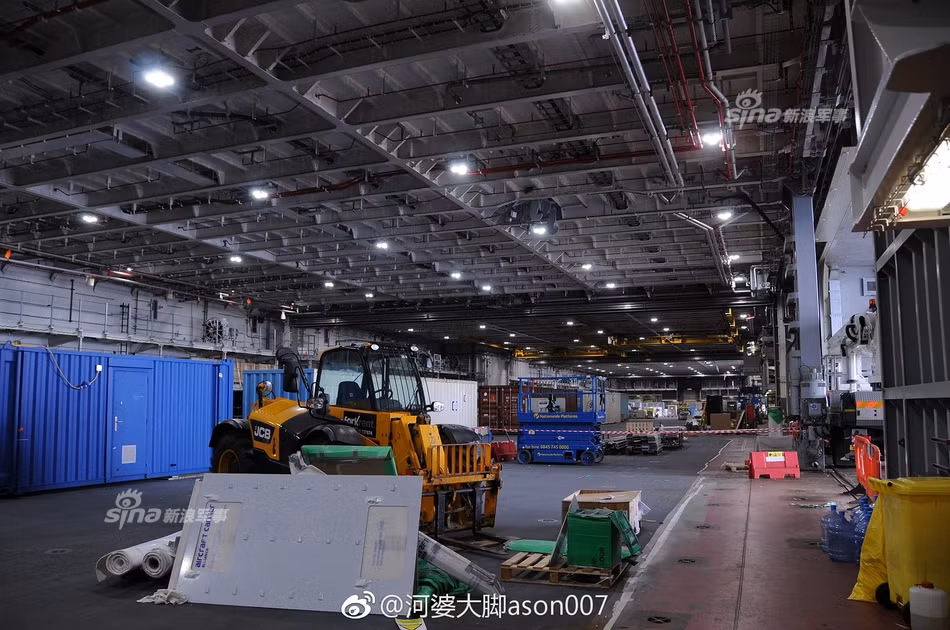 Bên trong con tàu vẫn ngổn ngang như một công trường. Mặc dù có chi phí đóng mới lên tới 3 tỷ Bảng Anh, tương đương với khoảng 4,5 tỷ USD, đây vẫn chỉ là một con tàu sân bay sử dụng động cơ thông thường, không phải tàu sân bay sử dụng động cơ hạt nhân. Có thể khẳng định, đây là chiếc tàu sân bay loại thường đắt nhất trong lịch sử Hải quân thế giới. Cái giá 4,5 tỷ USD bằng với giá thành đóng mới một chiếc tàu sân bay lớp Nimitz sử dụng động cơ hạt nhân của Hải quân Mỹ. Nguồn ảnh: Sina.