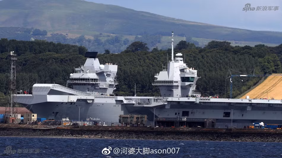 Có giá thành lên tới 3 tỷ Bảng, HMS Queen Elizabeth là chiếc tàu sân bay lớn nhất nước Anh. Đồng thời nó cũng sở hữu giá thành đóng mới đắt đỏ nhất trong lịch sử lực lượng Hải quân nước này. Hôm 26/6/2017, tàu sân bay HMS Queen Elizabeth đã thực hiện chuyến chạy thử trên biển lần đầu tiên của mình. Nguồn ảnh: Sina.