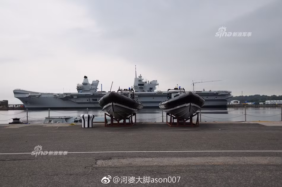 Dự kiến, tới cuối năm 2017 này chiếc HMS Queen Elizabeth sẽ được biên chế chính thức vào Hải quân Hoàng gia Anh. Mặc dù hiện tại vẫn còn nằm ngoài biên chế, chiếc HMS Queen Elizabeth đã "cầm chắc" một xuất vào vị trí Soái hạm (Flagship) của lực lượng Hải quân Hoàng gia Anh. Nguồn ảnh: Sina.