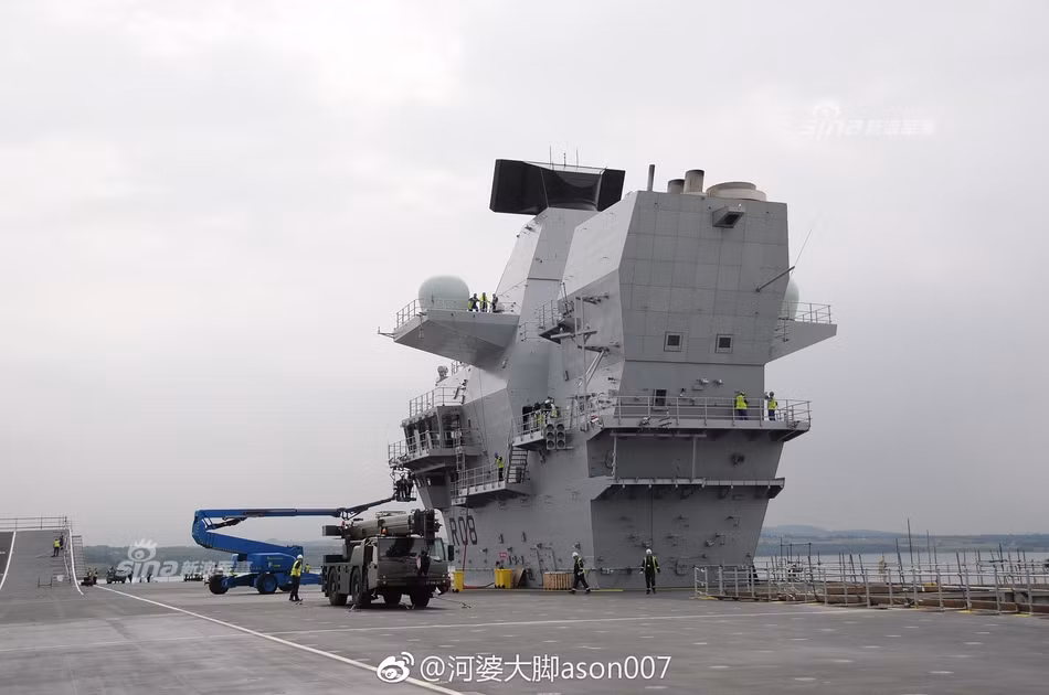 Ngoài ra, dù có giá thành lớn tới như vậy, chiếc tàu sân bay lớn nhất nước Anh này cũng vẫn sử dụng kiểu cất cánh cầu nhảy kiểu cũ, nghĩa là trên tàu không có hệ thống phóng máy bay hiện đại mà chỉ có hệ thống dây cáp hãm thu hồi máy bay hạ cánh. Việc tốn quá nhiều chi phí nhưng lại mang trong mình toàn công nghệ "cổ" khiến dư luận nước Anh đặc biệt là giới báo chí đã phải đặt ra nhiều dấu hỏi về thực lực của chiếc tàu sân bay này từ trước khi nó được hạ thủy. Nguồn ảnh: Sina.