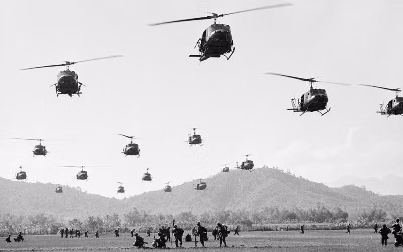 Quyết tâm không để "giặc nhà trời" tung hoành, đến tháng 11/1965, Quân Giải phóng lại tiếp tục thắng lớn trong trận Ia Đrăng, chính thức khiến chiến thuật trực thăng vận của Mỹ và VNCH bị "vứt vào sọt rác". Nguồn ảnh: Thinglink.