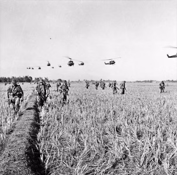 Một trực thăng chỉ huy hành quân có tên COC sẽ bay ở độ cao lớn, bao quát toàn bộ cuộc hành quân không vận. Trên chiếc COC có cả các sĩ quan quân đội Mỹ, sĩ quân VNCH và đôi khi là cả... CIA. Mỗi khi có thông báo về việc phát hiện đối phương ở một khu vực nào đó, sĩ quan VNCH sẽ phải gọi về Phòng Hành Quân Tác Chiến ở Sài Gòn để chắc chắn không có quân VNCH trong khu vực đó, phía CIA cũng phải làm thao tác tương tự. Sau khi tất cả các bên xác nhận "Không phải quân ta" thì trực thăng và phi pháo mới được phép tấn công vào vị trí khả nghi. Nguồn ảnh: Vietnamwar.