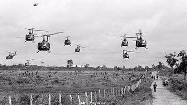 Thực tế, chiến thuật trực thăng vận của Mỹ trong chiến tranh Việt Nam có rất nhiều "lỗ hổng chiến thuật". Một trong những lỗ hổng đó là sự có mặt của quá nhiều lực lượng vũ trang khác nhau tại miền Nam Việt Nam và không có sự chỉ huy một cách tổng thể. Ví dụ, trong một cuộc hành quân, lính Mỹ không chỉ gặp phải Quân Giải phóng mà còn có thể gặp phải biệt kích, thám báo của VNCH, gặp phải lực lượng đặc nhiệm CIA, gặp phải các lực lượng vũ trang người Thượng,... chính vì sự lằng nhằng này, các phi công Mỹ khi muốn yểm trợ đổ bộ sẽ phải trải qua một quy trình rất... lằng nhằng. Nguồn ảnh: Scout.