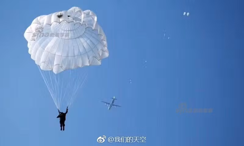 Thời gian từ lúc người lính rời cửa máy bay tới lúc tiếp đất chỉ khoảng vài phút. Trong thực chiến, người lính càng tiếp đất nhanh càng tốt vì thời gian người lính dù lơ lửng trên không chính là lúc anh ta dễ bị tổn thương nhất trước hỏa lực của đối phương. Nguồn ảnh: CCTV7.