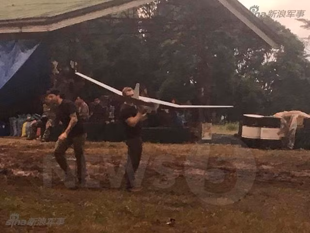 Những hình ảnh mới nhất vừa được đăng tải lên internet cho thấy các đặc nhiệm Mỹ đang đóng quân trong một khu vực ngoại ô thành phố Marawi và sử dụng các thiết bị bay không người lái để tham chiến. Nguồn ảnh: Sina.