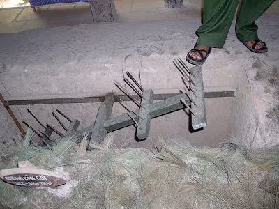 Cả một cuộc hành quân sẽ phải chậm lại khi một người lính bị dính bẫy. Tùy theo độ phức tạp của chiếc bẫy mà sẽ cần một vài người hoặc hàng chục người lính khác để có thể đưa được người lính xấu số thoát ra ngoài. Nguồn ảnh: Tale.