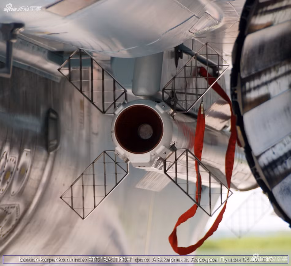 Điểm đặc trưng nhất của loại tên lửa này đó là 4 cánh thăng bằng ở chính giữa thân tên lửa và 4 cánh đuôi được thiết kế theo kiểu khá độc đáo. Có giá từ 500 tới 800 ngàn USD cho mỗi quả (tùy phiên bản), những tên lửa không đối không R-77 của Nga được coi là tương đương với tên lửa AIM-120 AMRAAM của Mỹ. Nguồn ảnh: Bastion.