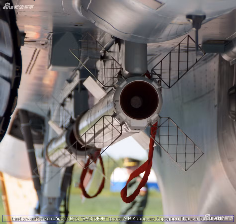 Tên lửa R-77 sử dụng hệ thống dẫn đường theo quán tính (Inertial) kèm theo radar dẫn đường chủ động cùng với khả năng cập nhật mục tiêu giữa hành trình. Các tên lửa R-77 được bắt đầu biên chế trong Không quân Nga từ năm 1994 và dự kiến loại tên lửa hiện đại này cũng sẽ được trang bị trên những chiếc T-50 thế hệ 5 của Nga sau này. Nguồn ảnh: Bastion.