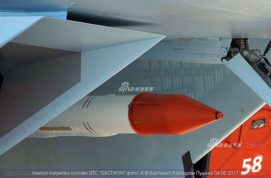 Trong dàn vũ khí không đối không mà Su-35 có thể mang theo được thì tên lửa R-77 được coi là một trong những loại "thần sầu" nhất. Nguồn ảnh: Bastion.