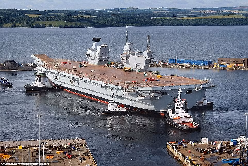 Các thủy thủ vừa được nhận về tàu sân bay HMS Queen Elizabeth sẽ bắt đầu quá trình luyện tập, làm quen với việc điều khiển tàu trước khi con tàu này được đưa ra chạy thử nghiệm những lần cuối cùng trước khi được dự kiến gia nhập chính thức vào biên chế Hải quân Hoàng gia Anh, dự kiến vào cuối năm 2017 này. Nguồn ảnh: Crown.