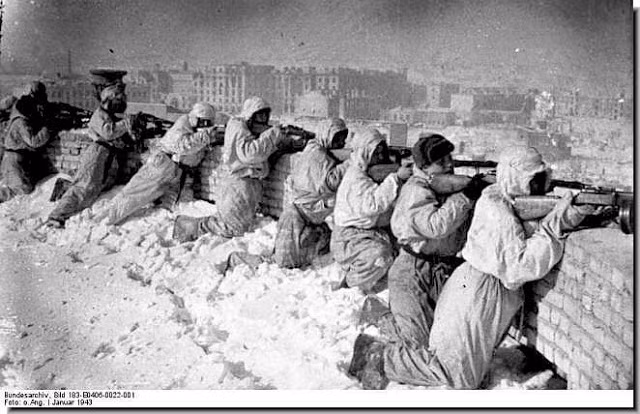 Chính những chiếc mũ này cùng những trang thiết bị phù hợp cho tác chiến trong mùa đông đã đóng phần không nhỏ vào chiến thắng của quân đội Liên Xô trước quân Đức khi người Đức phải chịu những trận rét tới âm 20, âm 30 độ C khi chiến đấu trên đất Liên Xô. Nguồn ảnh: Illus.