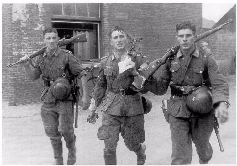 Với chiếc mũ sắt, những binh lính trong CTTG 2 sẽ được bảo vệ bộ phận quan trọng nhất trên cơ thể mình-cái đầu một cách tương đối. Tùy từng quốc gia mà mũ sắt của người lính có trọng lượng từ 1,1 cho tới khoảng 2 kg. Nguồn ảnh: Pinterest.