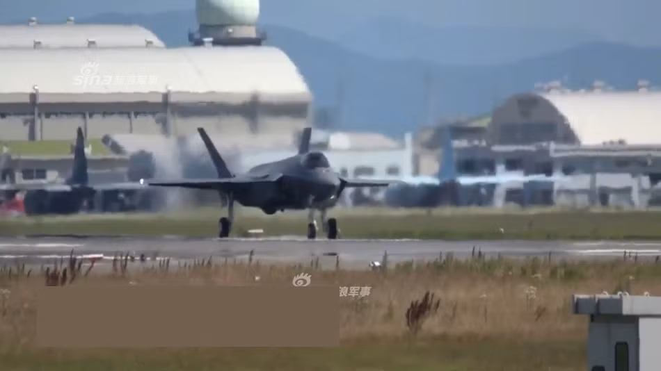 Đây là phiên bản F-35A sử dụng kiểu cất cánh thông thường, cần phải chạy đà trên đường băng khoảng 1800 mét. Những máy bay F-35A được cho là có khả năng cơ động ngang ngửa với những chiếc F-16 trước đây của Mỹ và có phần vượt trội hơn so với những chiếc F-2 Nhật Bản. Nguồn ảnh: Sina.