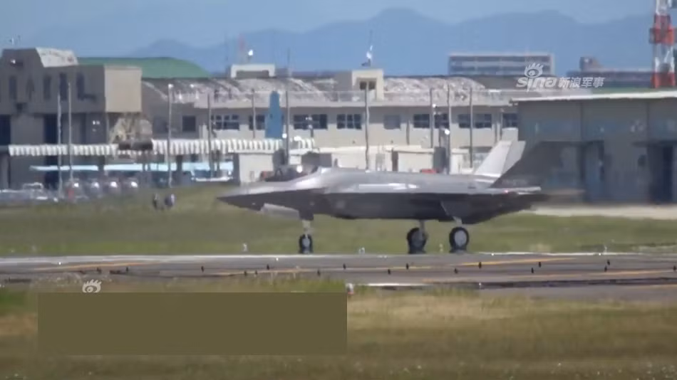 Chiếc máy bay F-35 đầu tiên của Nhật Bản được lắp ráp tại nhà máy Komaki MHI nằm gần thành phố Aichi Tokoyama. Từ năm 2014 tới nay, phía Nhật đã đặt hàng tổng cộng 38 chiếc máy bay F-35 của Mỹ trong đó dự kiến sẽ có khoảng 37 chiếc được sản xuất và lắp ráp bởi Mitsubishi. Nguồn ảnh: Sina.